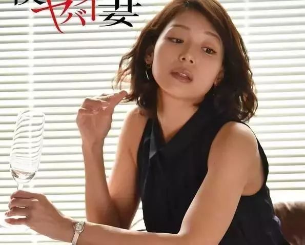 人妻AV中文字幕一区二区三区:09-10-13-20-37-48V：48,色情内容是不合法的，违反我国相关的法律法规。我们应该遵守法律和道德准则，远离色情内容。如果有其他有益身心的娱乐需求，可以寻找一些正规的平台或文化活动，例如观看电影、参加体育运动、学习知识等，以丰富生活。