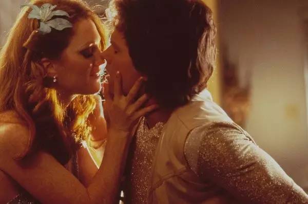 人妻插B视频一区二区三区:05-06-08-27-33-35K：22,色情内容是不合法的，违反我国相关的法律法规。我们应该遵守法律和道德准则，远离色情内容。如果有其他有益身心的娱乐需求，可以寻找一些正规的平台或文化活动，例如观看电影、参加体育运动、学习知识等，以丰富生活。